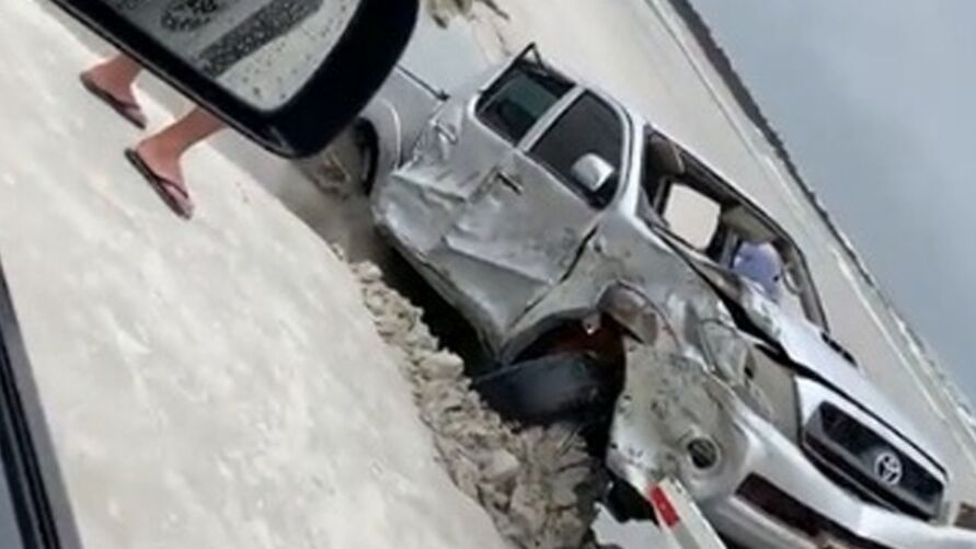Vídeo: mar “devolve” carro que ficou atolado em Salinas