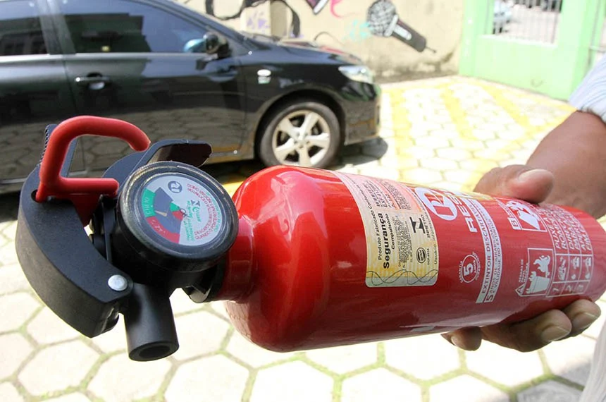 Extintor de incêndio em automóveis pode voltar a ser obrigatório