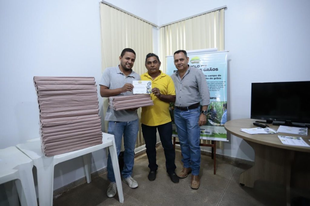Prefeitura doa 300 kg de cera para impulsionar produção de apicultores em Canaã
