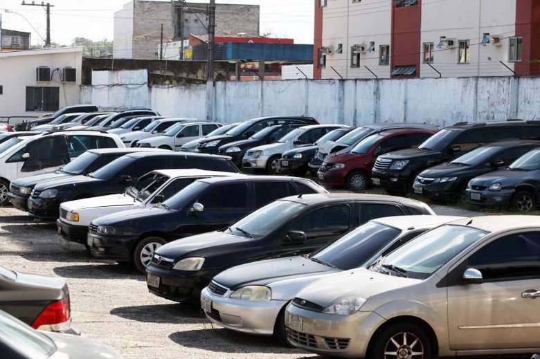 Departamento de trânsito realiza leilão de veículos on-line e presencial