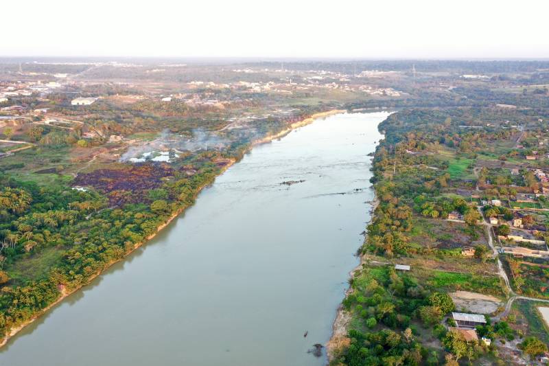 Atravessando rio e mata, dupla foge após roubar celulares em Marabá
