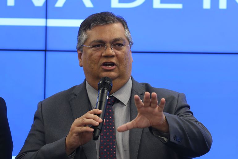 Dino anuncia “mutirão do preço justo” para fiscalizar postos após redução pela Petrobrás