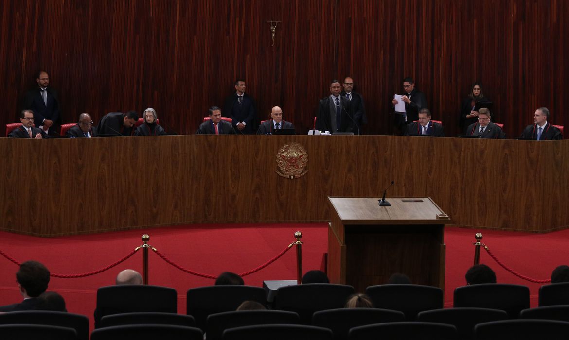 Justiça TSE retoma julgamento que pode levar à inelegibilidade de Bolsonaro