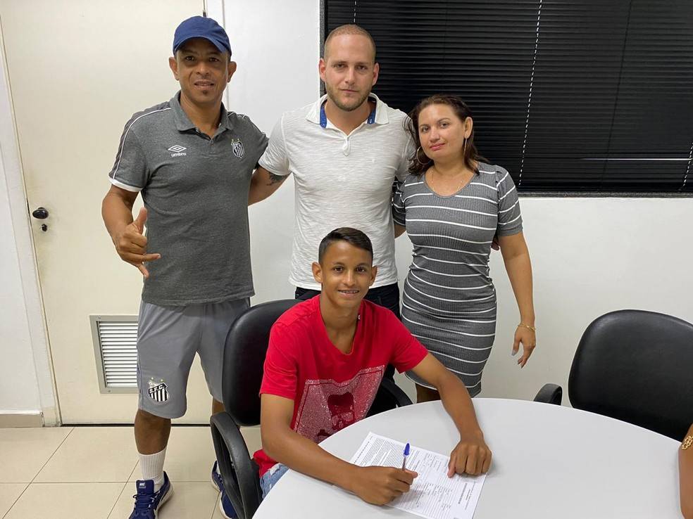 Jovem que jogava com chuteira emprestada vale hoje R$ 455 milhões