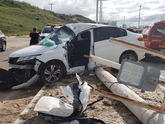 Motorista bate em poste e fica presa às ferragens