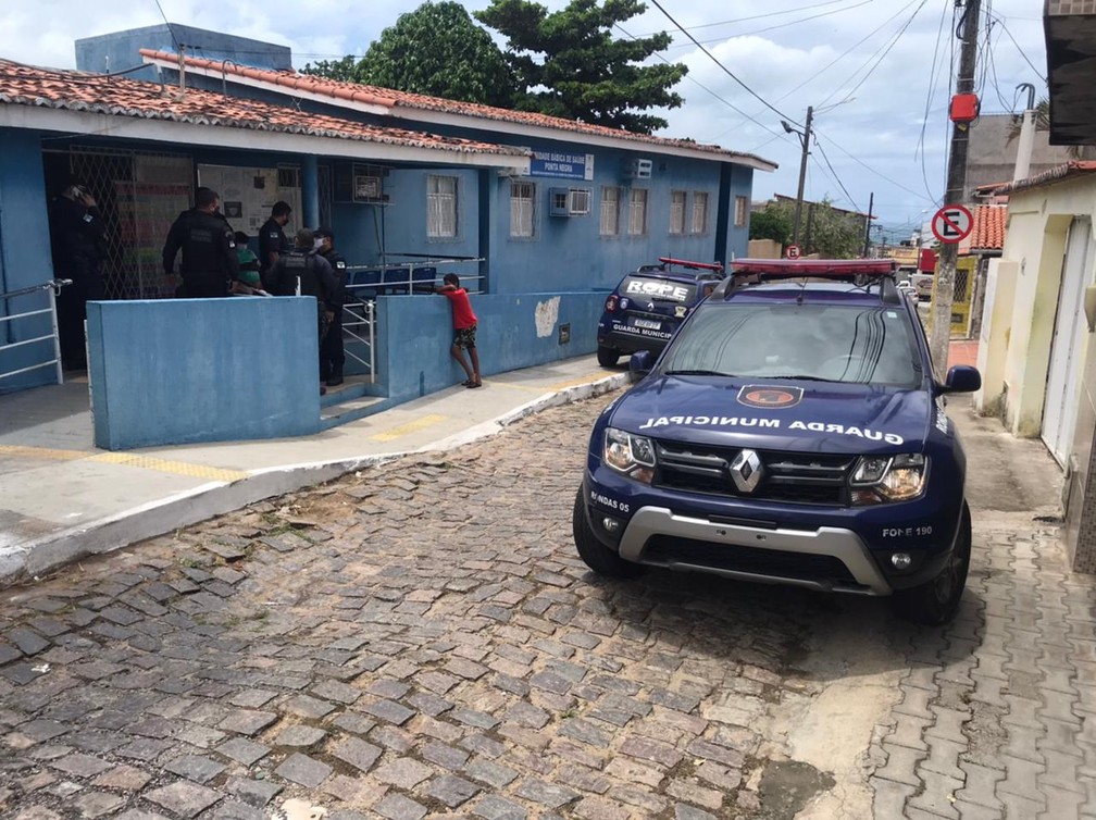 Bandidos armados invadem posto de saúde e roubam vacinas contra a Covid-19