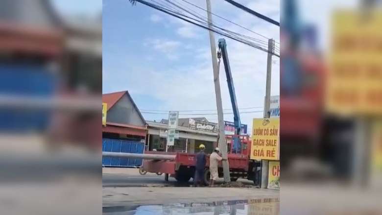 Vídeo: funcionários são ‘torrados’ após instalação de poste