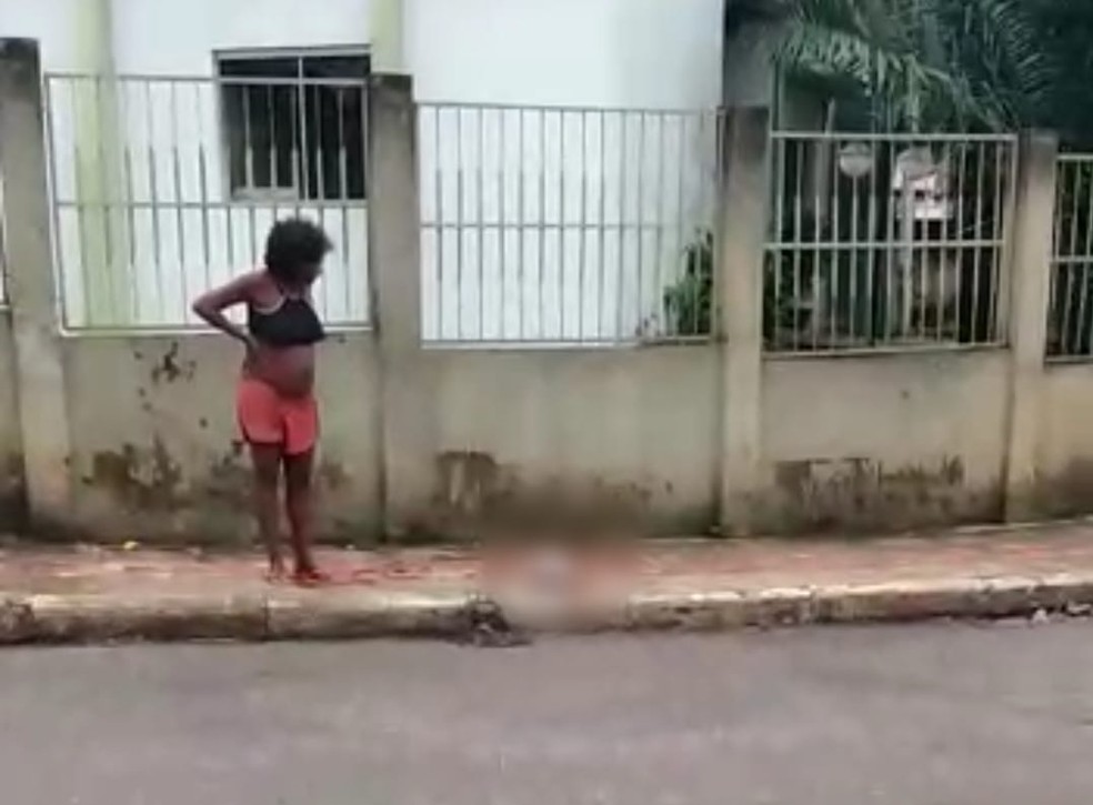 Mulher dá à luz enfrente calçada de maternidade após negarem atendimento