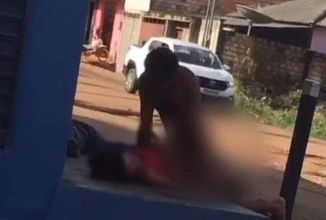 Mulher é abusada em plena luz do dia e populares não interferem
