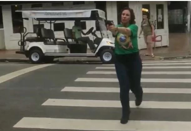 Carla Zambelli tem 48 horas para entregar arma e munição