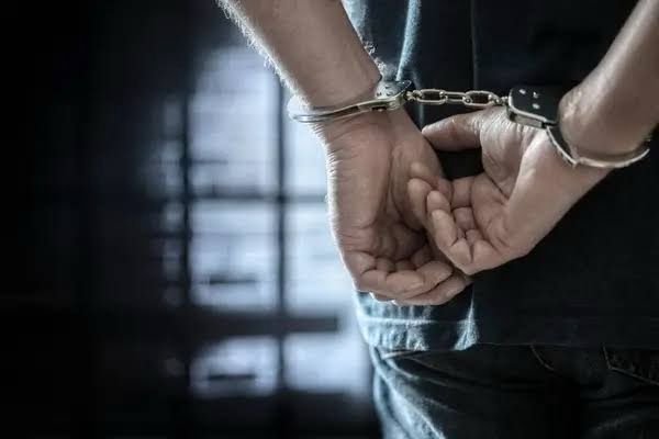 Porteiro de escola é preso por suspeita de crimes sexuais contra adolescentes na Grande Capital
