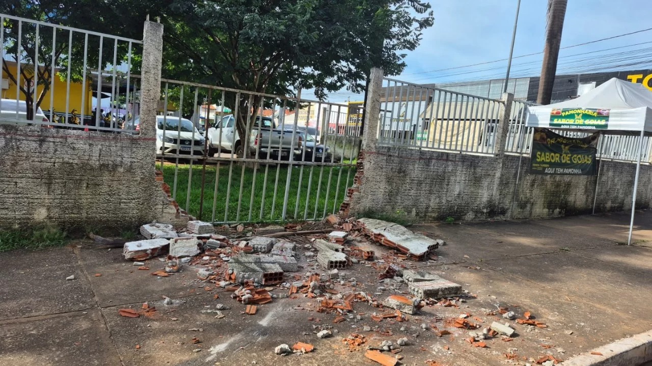 Carro invade terminal rodoviário de Parauapebas, causa danos e levanta preocupação com segurança
