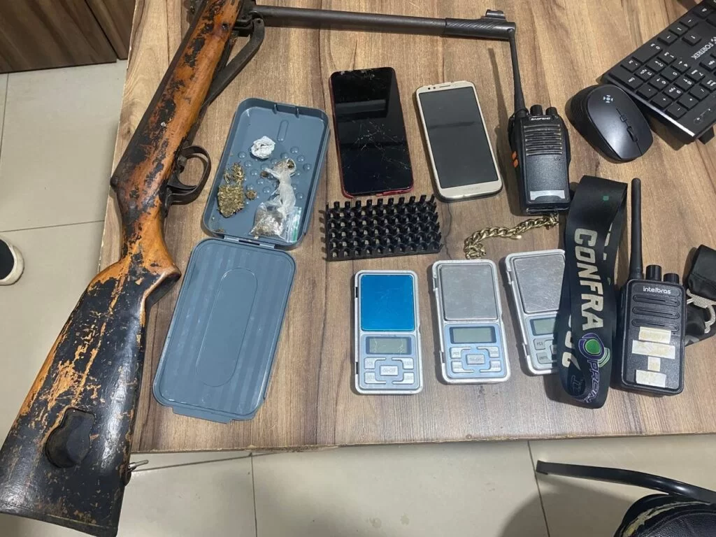 Suspeito é preso com arma, drogas e rádios comunicadores no Alto Bonito, em Parauapebas