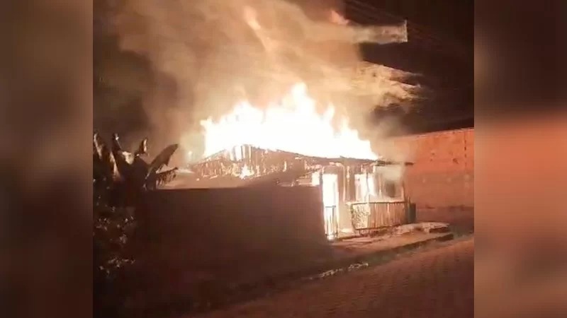 Mulher é presa suspeita de provocar incêndio que destruiu casa em Goianésia do Pará