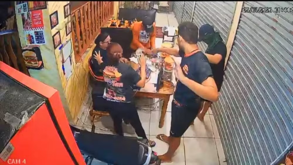 Dupla armada assalta hamburgueria tradicional em Mosqueiro