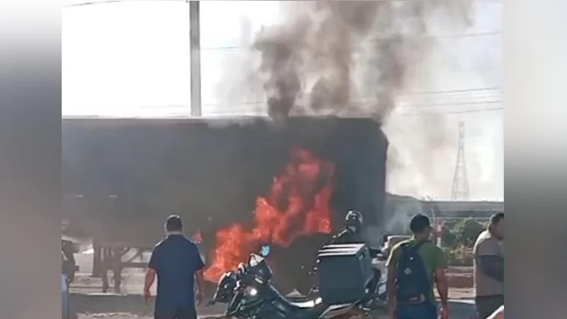 Policiais resgatam motociclista preso sob caminhão que pegou fogo em Marabá