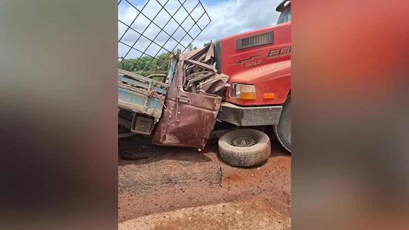 Motorista morre após caminhonete bater contra caminhão na BR-422, em Baião