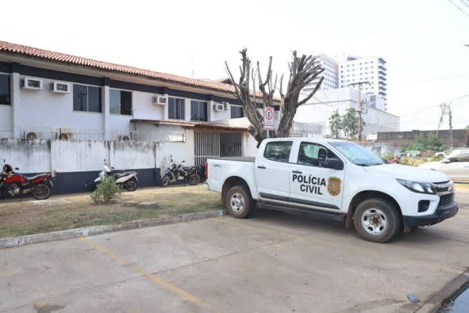 Homem é levado à delegacia após ser flagrado com pistola e munições em Marabá