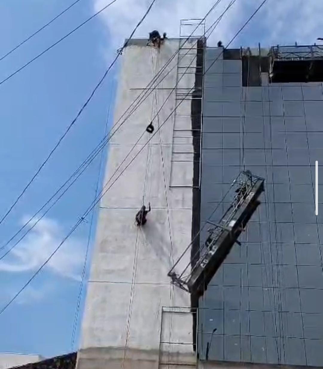 Dois trabalhadores ficam pendurados em prédio após falha em plataforma em Parauapebas
