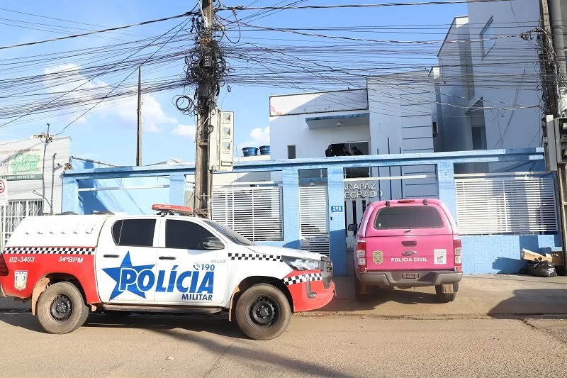 Homem é levado à delegacia após suspeita de ameaçar mulher com faca em Marabá